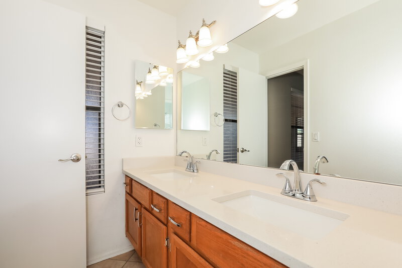 2,340/Mo, 1549 E Mineral Rd Gilbert, AZ 85234 Main Bathroom View