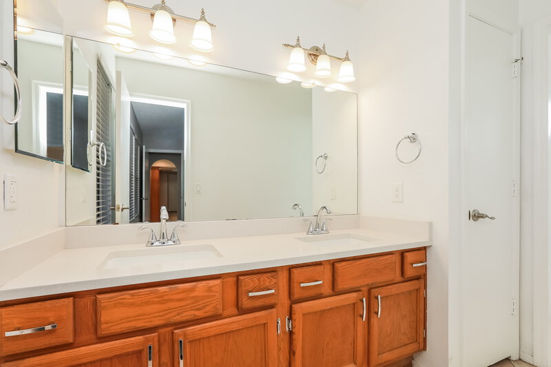 2,340/Mo, 1549 E Mineral Rd Gilbert, AZ 85234 Main Bathroom View 2