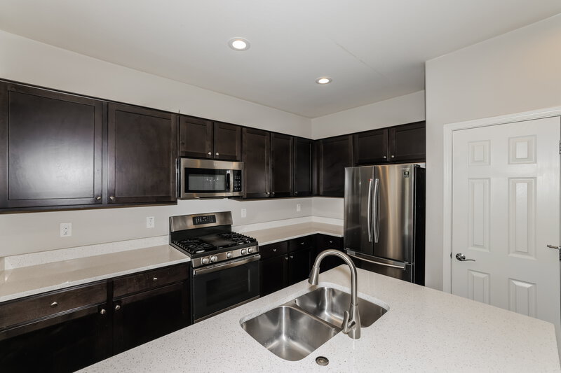 1,960/Mo, 3622 S 58th Dr Phoenix, AZ 85043 Kitchen View