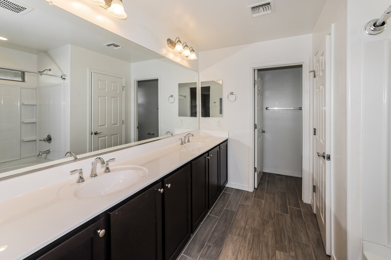 1,960/Mo, 3622 S 58th Dr Phoenix, AZ 85043 Main Bathroom View 2