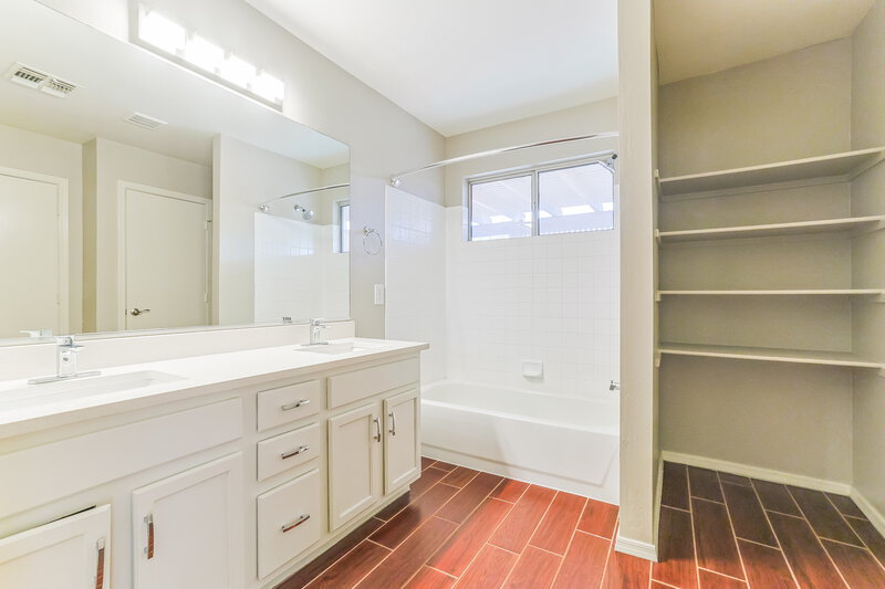 2,485/Mo, 2047 E Brooks St Gilbert, AZ 85296 Main Bathroom View