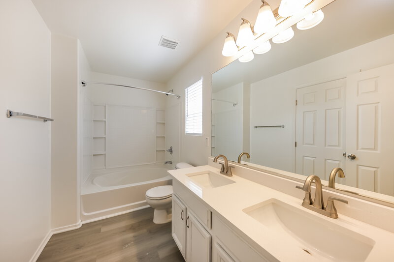 2,265/Mo, 34928 N 31st Ave Phoenix, AZ 85086 Main Bathroom View