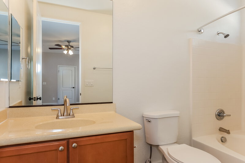 2,360/Mo, 6512 S 49th Dr Laveen, AZ 85339 Main Bathroom View