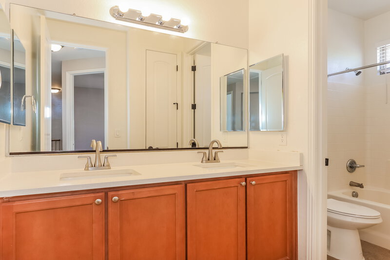 2,360/Mo, 6512 S 49th Dr Laveen, AZ 85339 Bathroom View