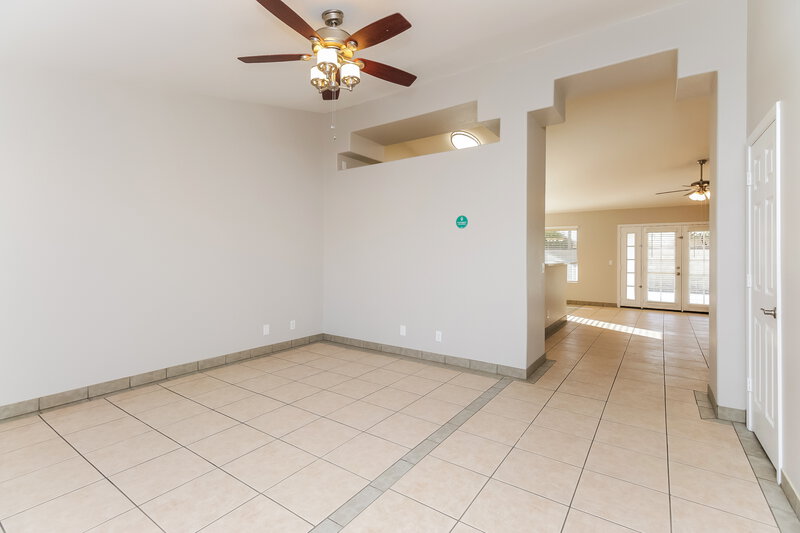 2,580/Mo, 141 W Shamrock St Gilbert, AZ 85233 Living Room View 2