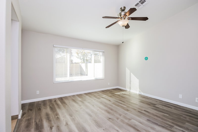 2,580/Mo, 141 W Shamrock St Gilbert, AZ 85233 Main Bedroom View