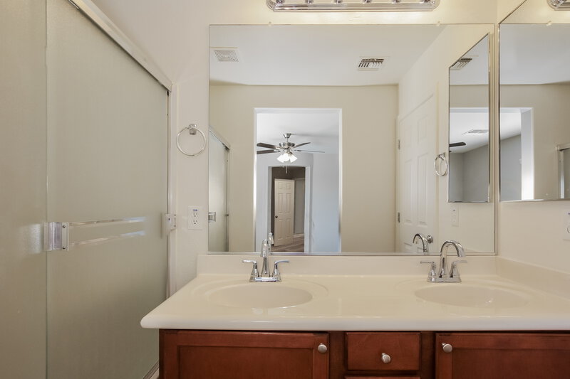 1,860/Mo, 10295 W Via del Sol Lot 390 Peoria, AZ 85383 Main Bathroom View