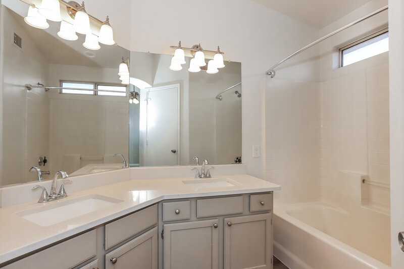 2,135/Mo, 1343 E Helena Dr Phoenix, AZ 85022 Main Bathroom View