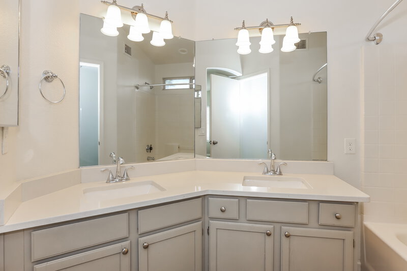 2,135/Mo, 1343 E Helena Dr Phoenix, AZ 85022 Main Bathroom View 2