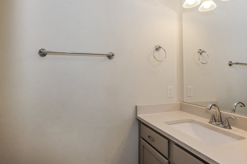 2,135/Mo, 1343 E Helena Dr Phoenix, AZ 85022 Bathroom View 2