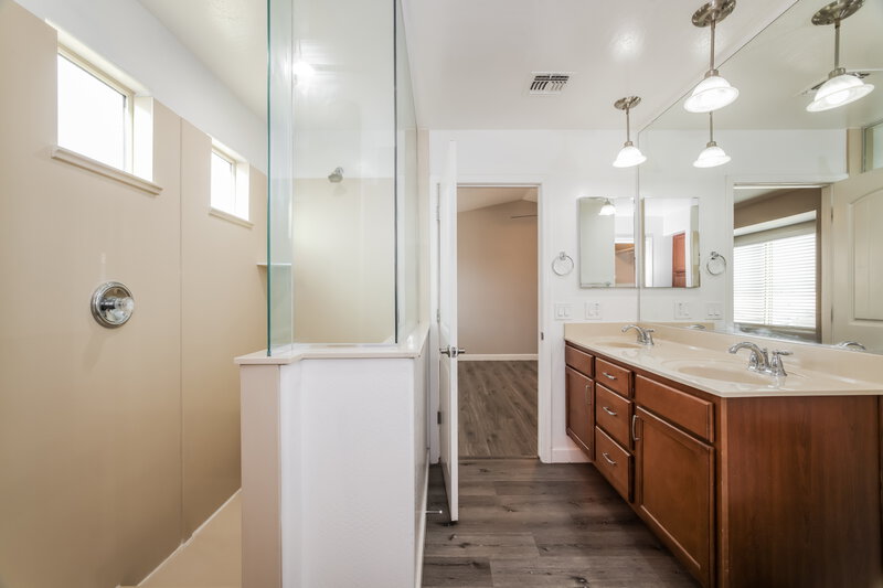 1,930/Mo, 5019 E Iolite St San Tan Valley, AZ 85143 Main Bathroom View