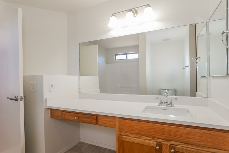 1,825/Mo, 14338 N 129th Ave El Mirage, AZ 85335 Main Bathroom View