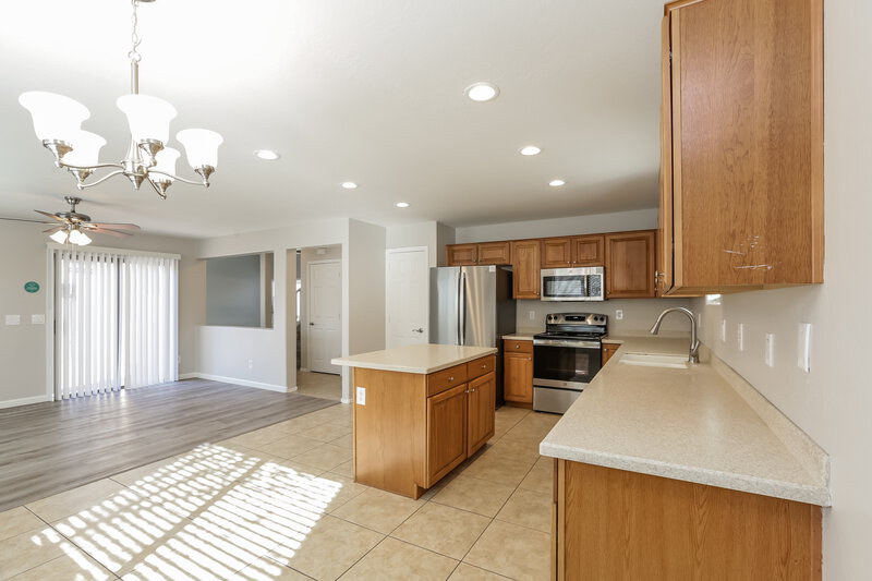 2,385/Mo, 3733 W Dunbar Dr Phoenix, AZ 85041 Kitchen View 2