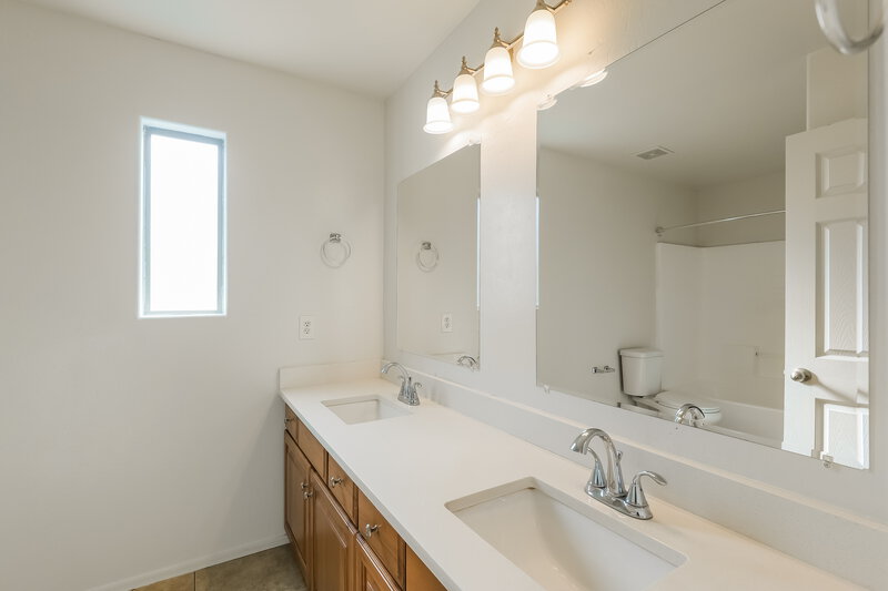 2,495/Mo, 3733 W Dunbar Dr Phoenix, AZ 85041 Main Bathroom View