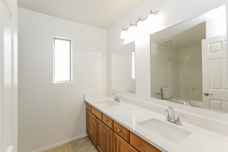 2,385/Mo, 3733 W Dunbar Dr Phoenix, AZ 85041 Main Bathroom View