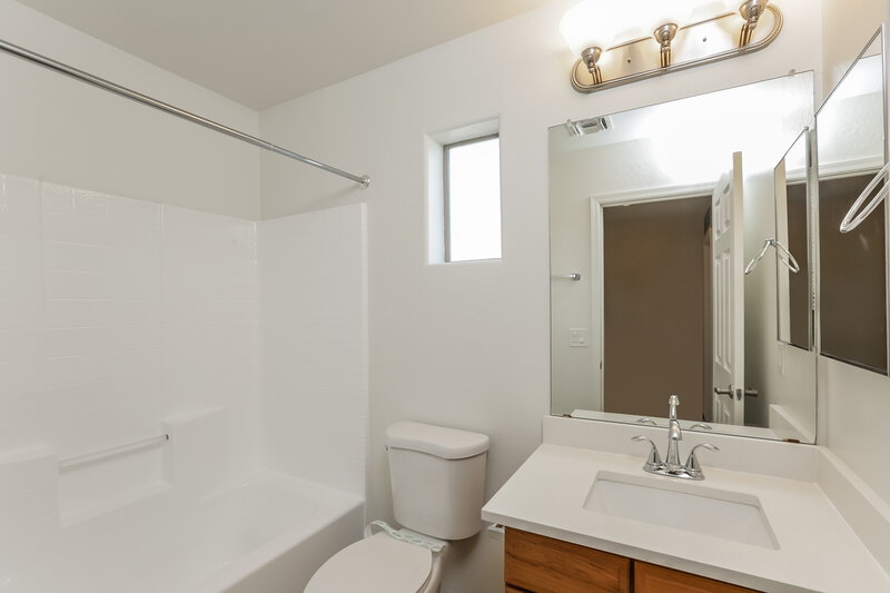 2,385/Mo, 3733 W Dunbar Dr Phoenix, AZ 85041 Bathroom View