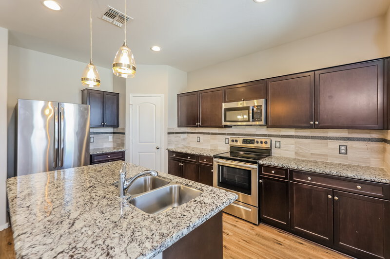 2,110/Mo, 2444 W Tamarisk Ave Phoenix, AZ 85041 Kitchen View