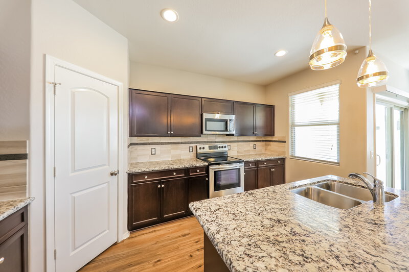 2,110/Mo, 2444 W Tamarisk Ave Phoenix, AZ 85041 Kitchen View 2