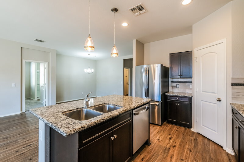 2,130/Mo, 2444 W Tamarisk Ave Phoenix, AZ 85041 Kitchen View
