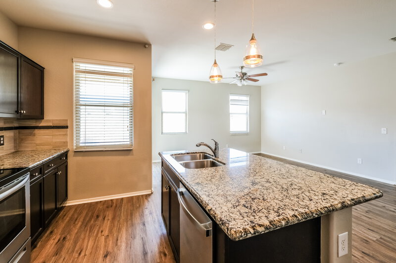 2,130/Mo, 2444 W Tamarisk Ave Phoenix, AZ 85041 Kitchen View 2
