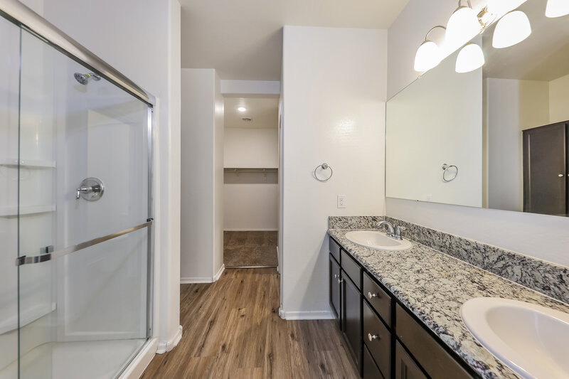 2,110/Mo, 2444 W Tamarisk Ave Phoenix, AZ 85041 Main Bathroom View