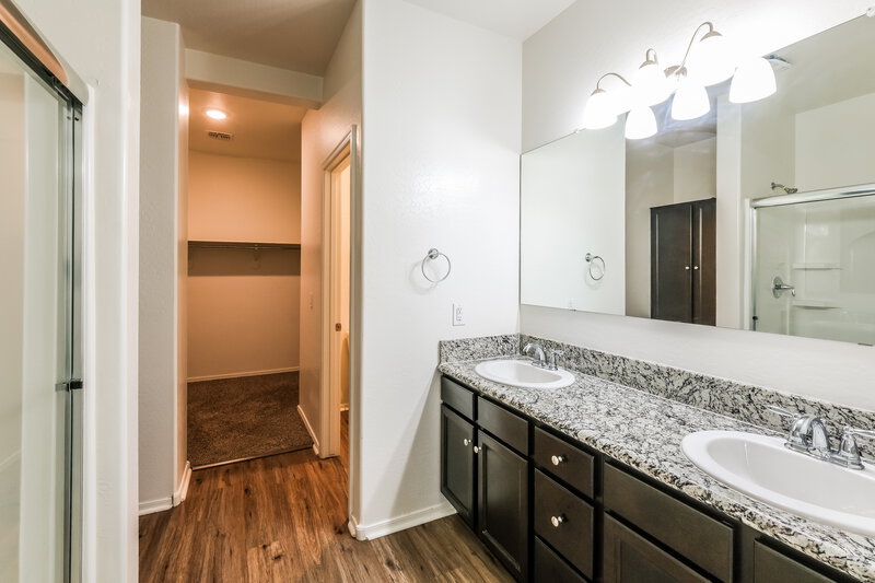 2,130/Mo, 2444 W Tamarisk Ave Phoenix, AZ 85041 Main Bathroom View