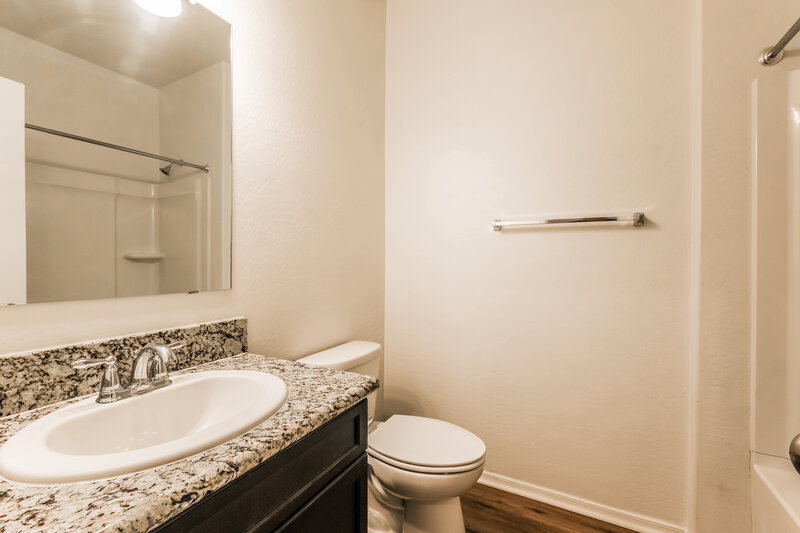 2,130/Mo, 2444 W Tamarisk Ave Phoenix, AZ 85041 Bathroom View