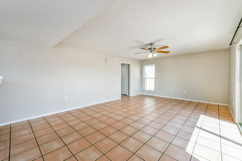 2,170/Mo, 521 N Red Rock St Gilbert, AZ 85234 Family Room View 2