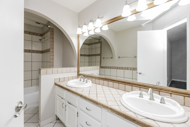 2,620/Mo, 521 N Red Rock St Gilbert, AZ 85234 Main Bathroom View