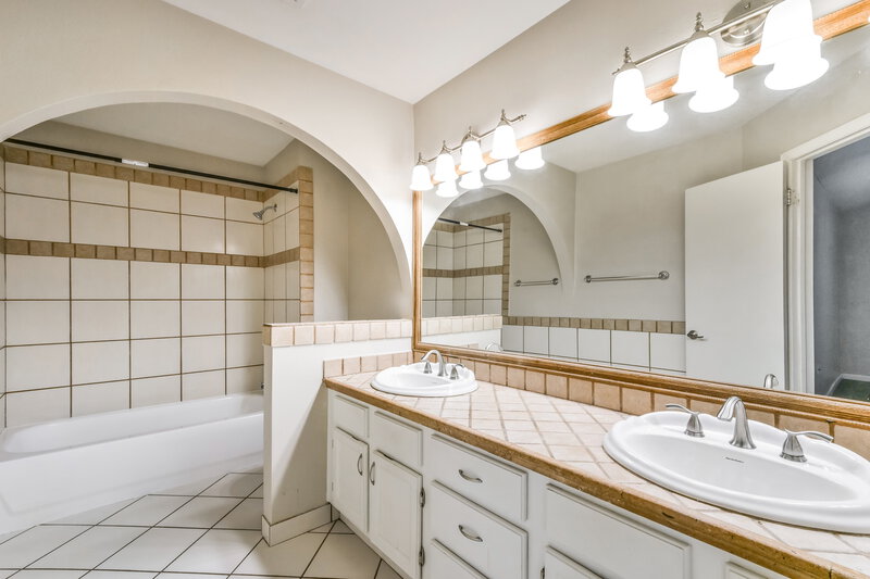 2,170/Mo, 521 N Red Rock St Gilbert, AZ 85234 Main Bathroom View