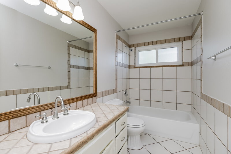2,620/Mo, 521 N Red Rock St Gilbert, AZ 85234 Bathroom View 2