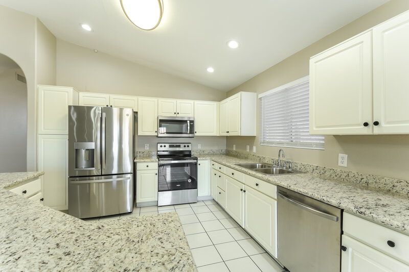 2,165/Mo, 7756 W Julie Dr Glendale, AZ 85308 Kitchen View 2