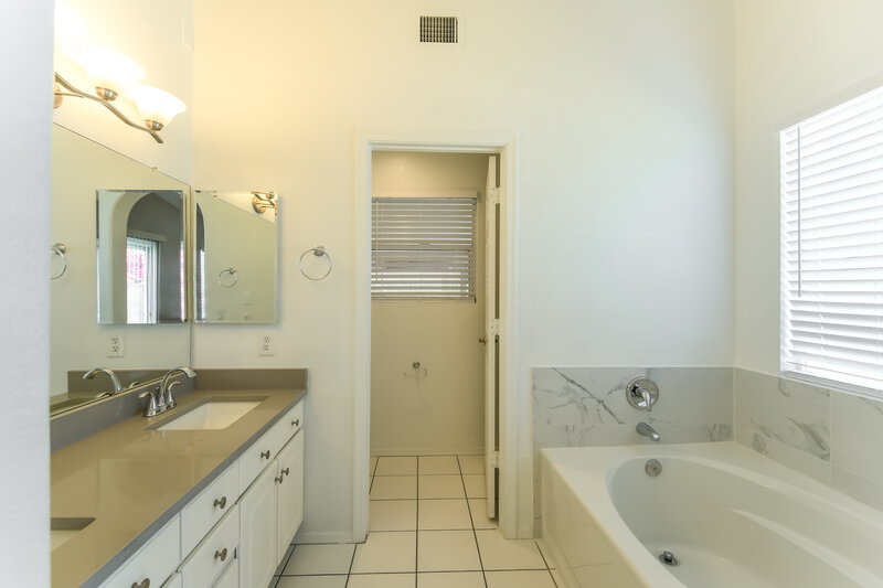 2,165/Mo, 7756 W Julie Dr Glendale, AZ 85308 Main Bathroom View