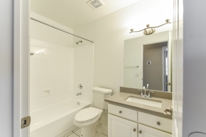 2,165/Mo, 7756 W Julie Dr Glendale, AZ 85308 Bathroom View