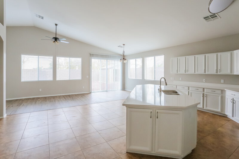 2,255/Mo, 6805 S 39th Dr Phoenix, AZ 85041 Kitchen View