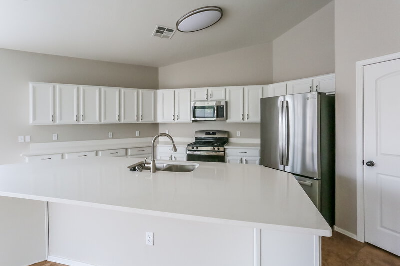 2,255/Mo, 6805 S 39th Dr Phoenix, AZ 85041 Kitchen View 2