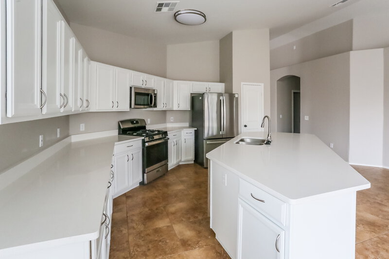 2,255/Mo, 6805 S 39th Dr Phoenix, AZ 85041 Kitchen View 3