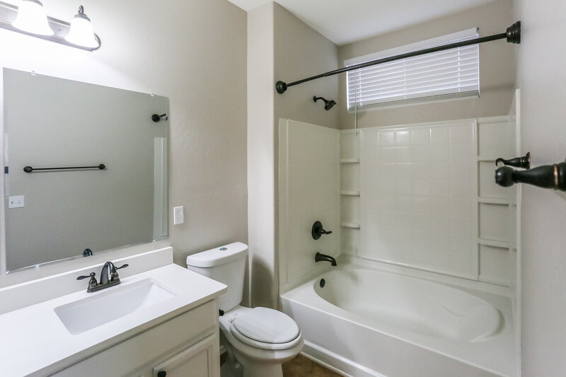 2,255/Mo, 6805 S 39th Dr Phoenix, AZ 85041 Main Bathroom View