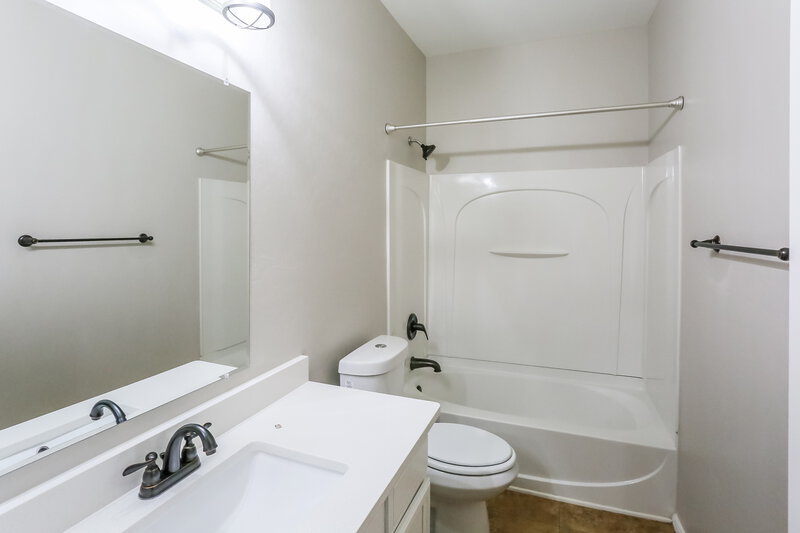 2,255/Mo, 6805 S 39th Dr Phoenix, AZ 85041 Bathroom View