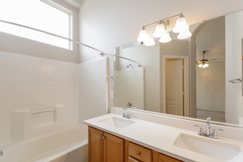 2,245/Mo, 20995 N 84th Dr Peoria, AZ 85382 Main Bathroom View