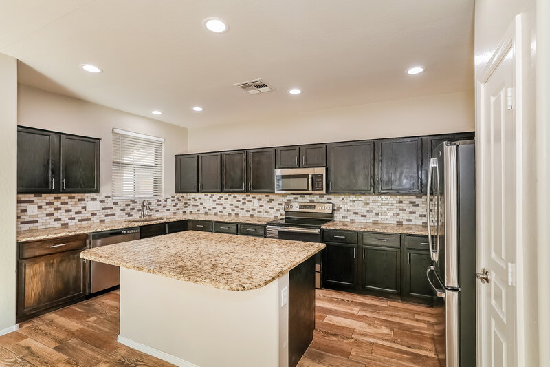 2,255/Mo, 129 E Catclaw St Gilbert, AZ 85296 Kitchen View 2