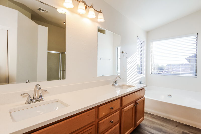3,090/Mo, 3918 W Escuda Dr Glendale, AZ 85308 Main Bathroom View