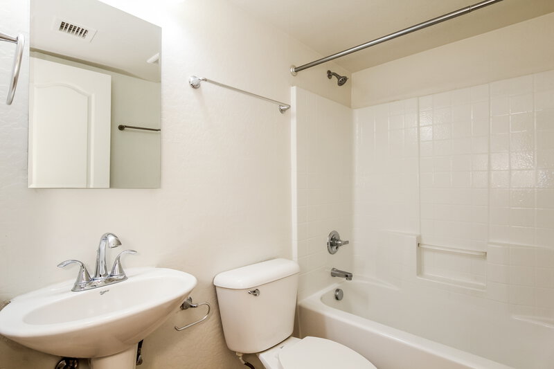 3,090/Mo, 3918 W Escuda Dr Glendale, AZ 85308 Bathroom View 2