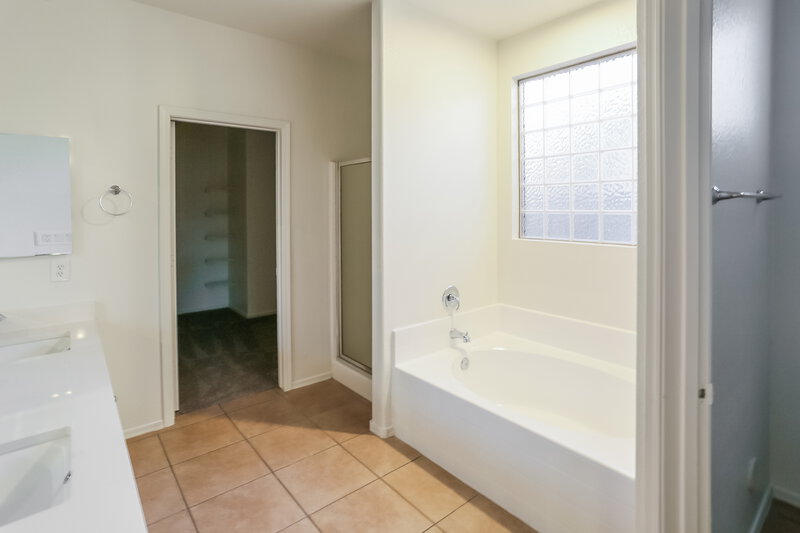 2,275/Mo, 6531 S 17th Ave Phoenix, AZ 85041 Main Bathroom View