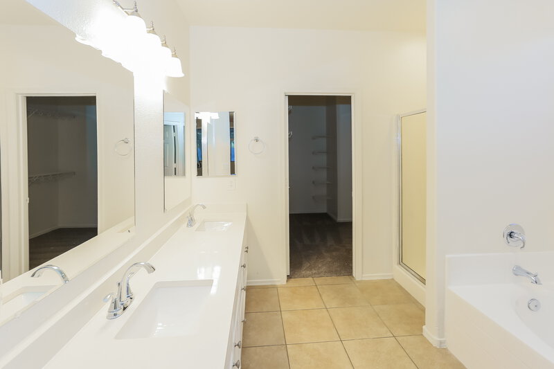 2,275/Mo, 6531 S 17th Ave Phoenix, AZ 85041 Main Bathroom View 2
