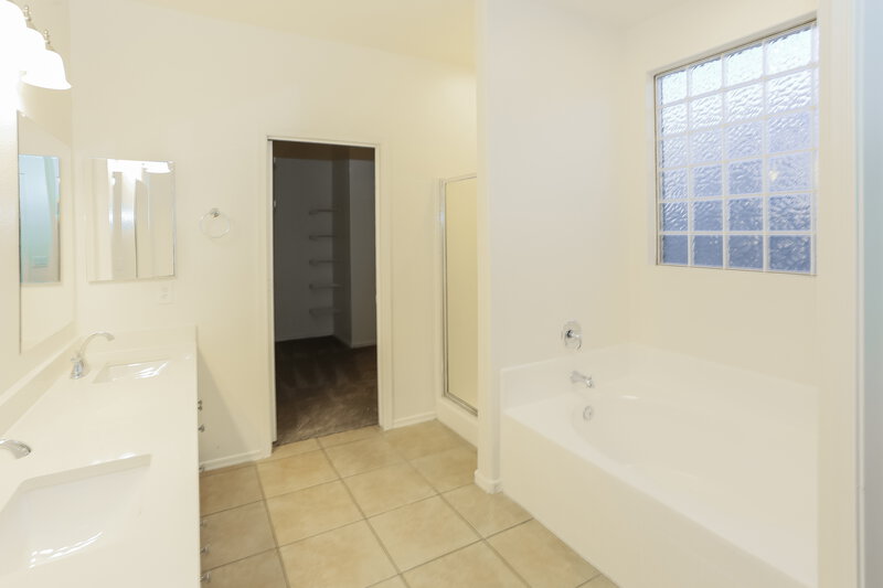 2,275/Mo, 6531 S 17th Ave Phoenix, AZ 85041 Main Bathroom View 3
