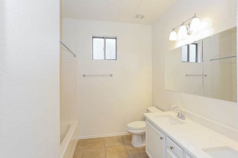 2,275/Mo, 6531 S 17th Ave Phoenix, AZ 85041 Bathroom View