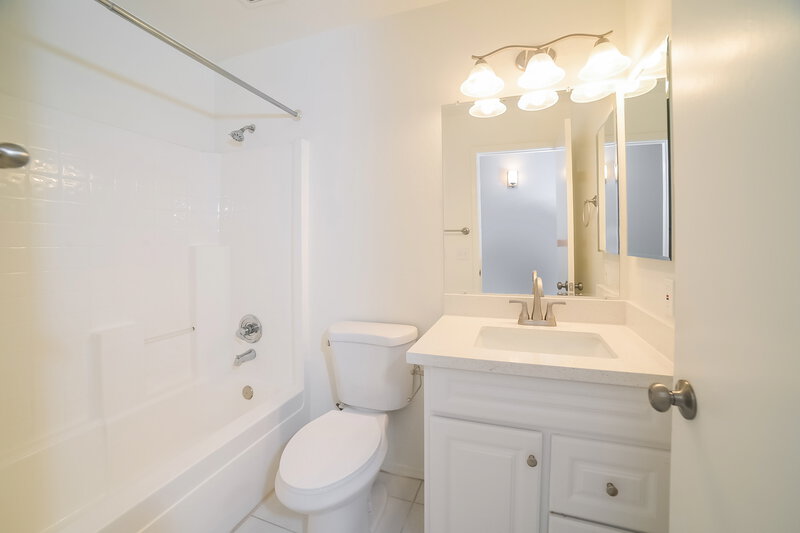 0/Mo, 14939 W Hearn Rd Surprise, AZ 85379 Main Bathroom View