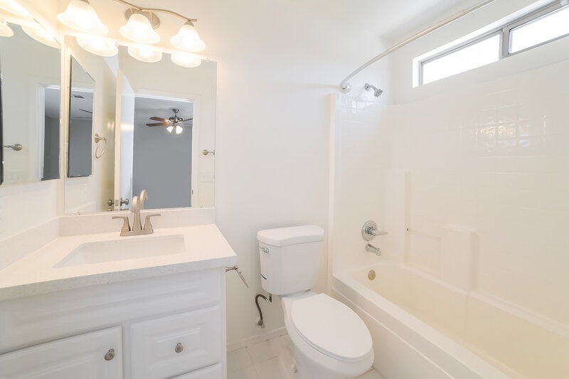 0/Mo, 14939 W Hearn Rd Surprise, AZ 85379 Bathroom View