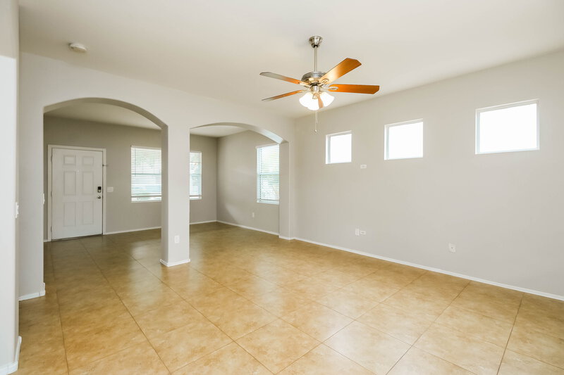 2,110/Mo, 4010 W Park St Phoenix, AZ 85041 Living Room View 3